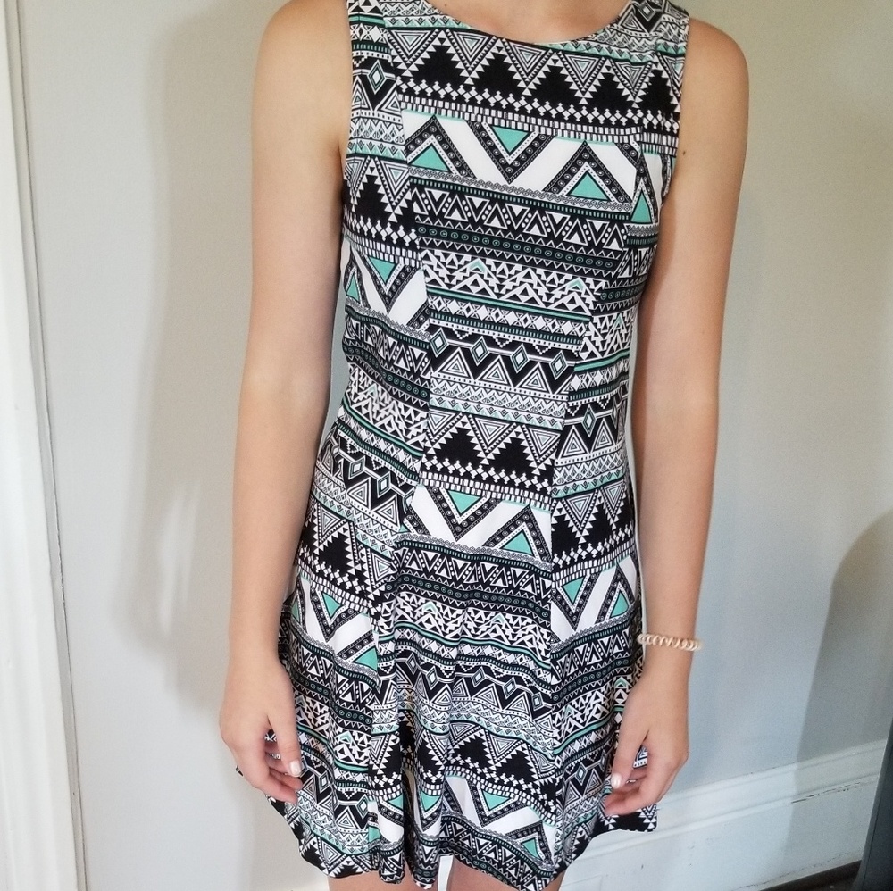 Sleeveless Aztec print dress